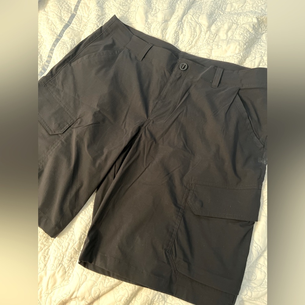 Under Armour, size 38, Fish Hunter Cargo Shorts in Black